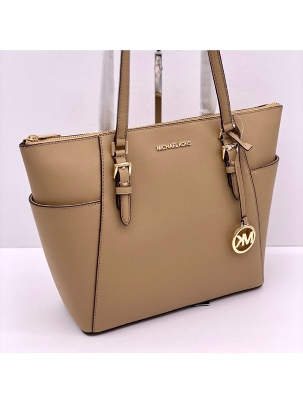 MICHAEL KORS CHARLOTTE
LARGE TOP ZIP TOTE
SHOULDER BAG CAMEL
COLOR